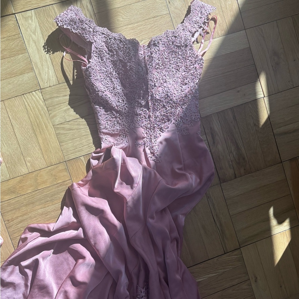Pink embroidered gown - Picture 8 of 9